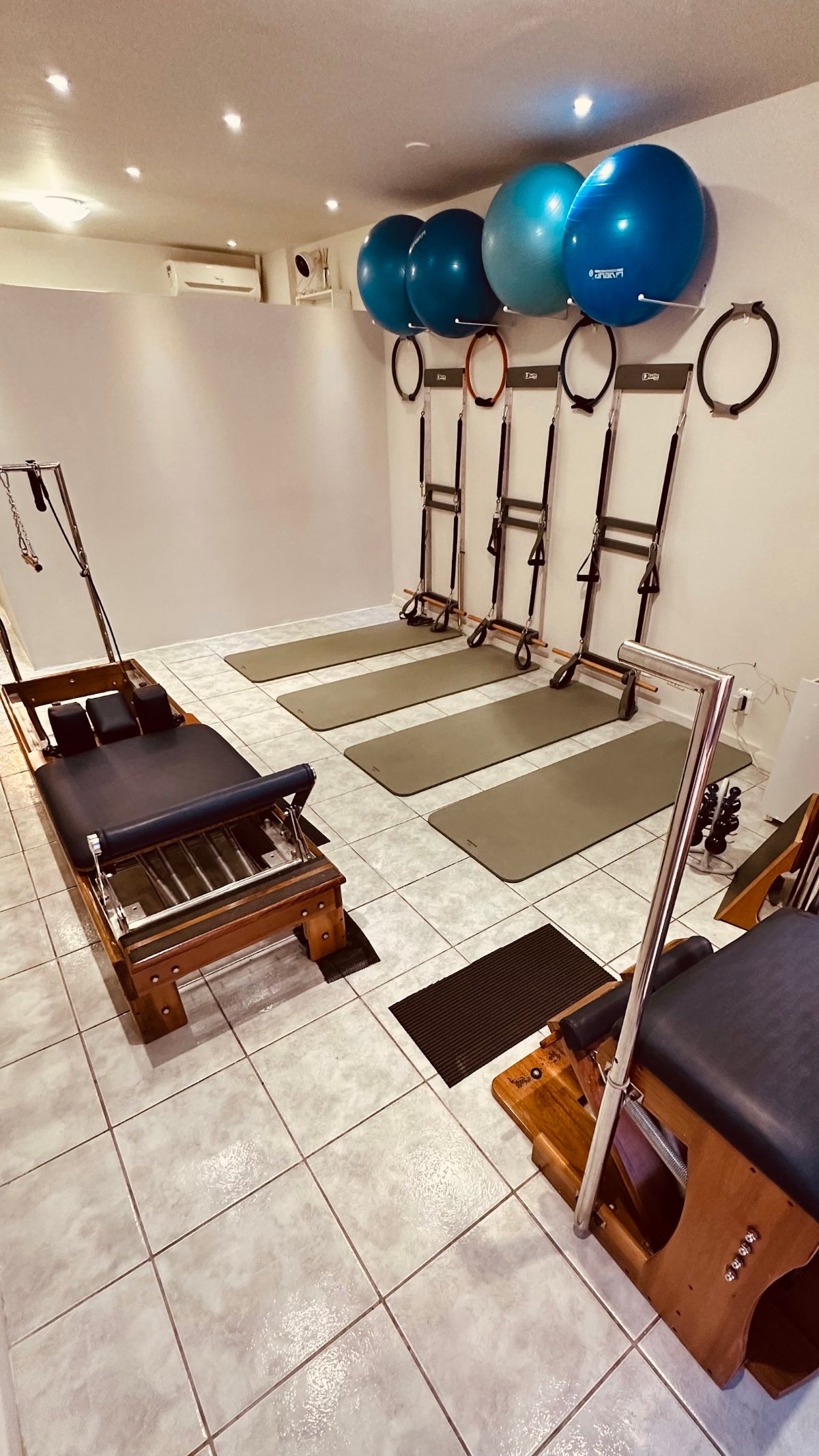 Sala de Pilates com aparelhos e bolas suíças