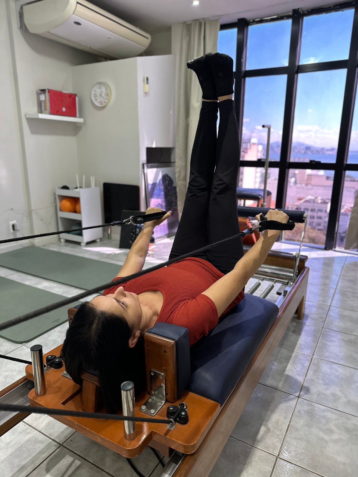 Exercício de Pilates no aparelho reformer